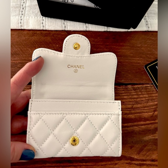 Chanel white sheepskin cardholder with gold hardware - Picture 5 of 8
